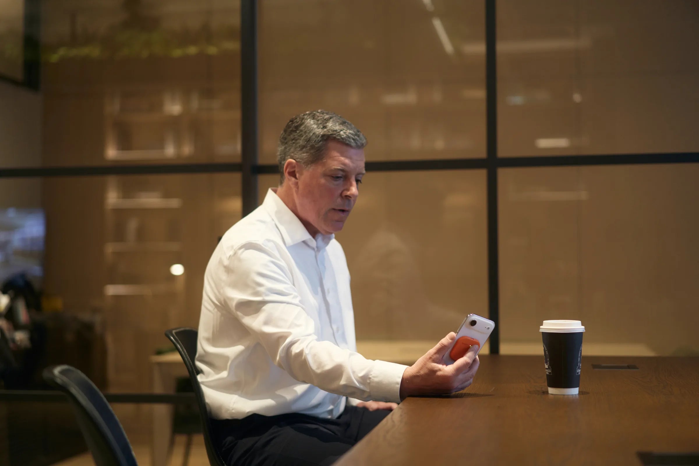 Man using SpeakON Style on his phone