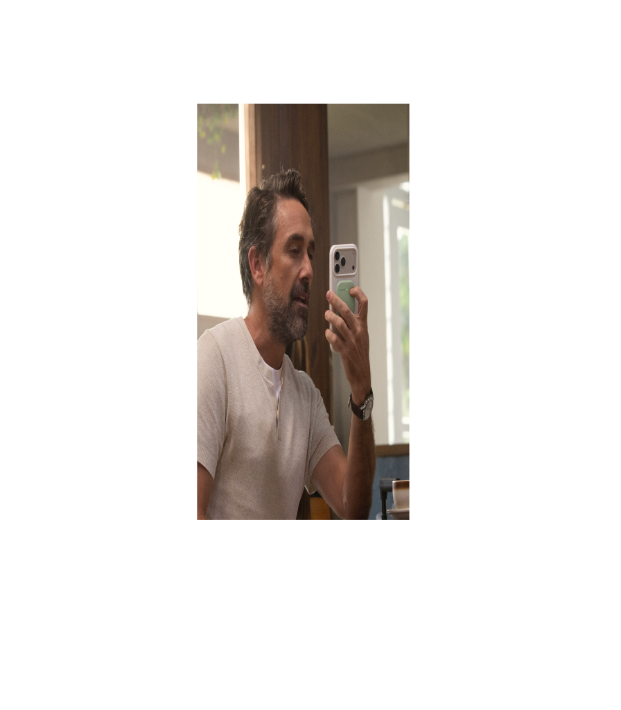 A man sets a reminder with SpeakON on his phone.